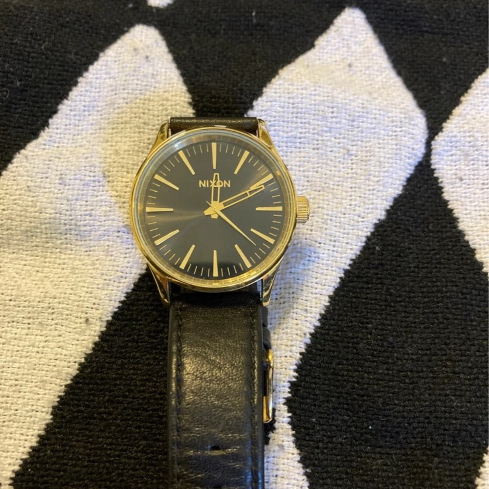 Black and gold Nixon sentry